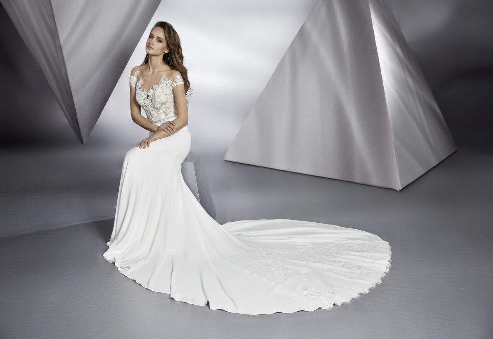 modèle BETH en crèpe et dentelle fine